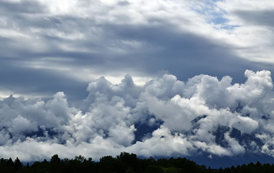 Berge in Wolken